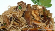 Wok de shiitake con fideos de arroz